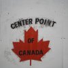 Petite affiche nous indiquant le centre du Canada - juste en face de la rivière Chippewa